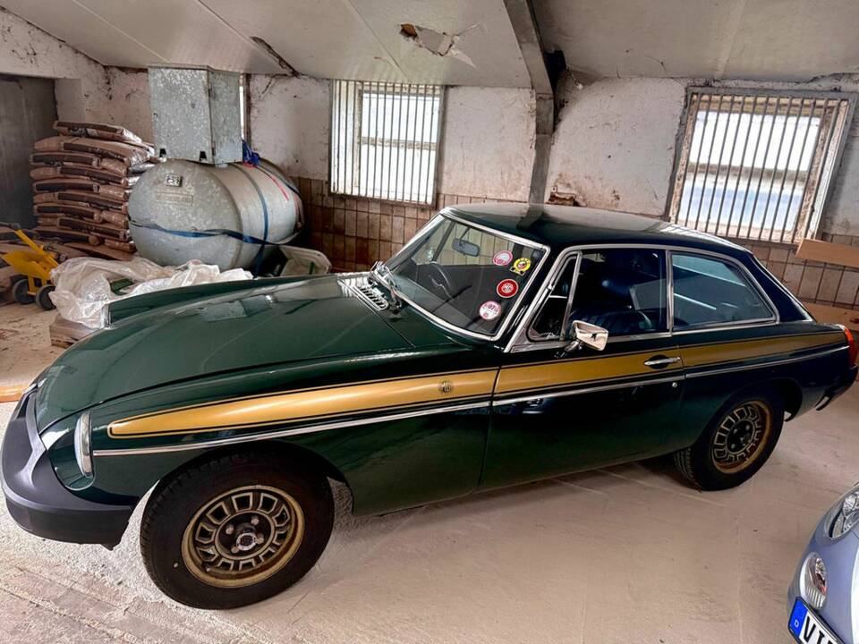 Image 7/8 of MG MGB GT (1975)