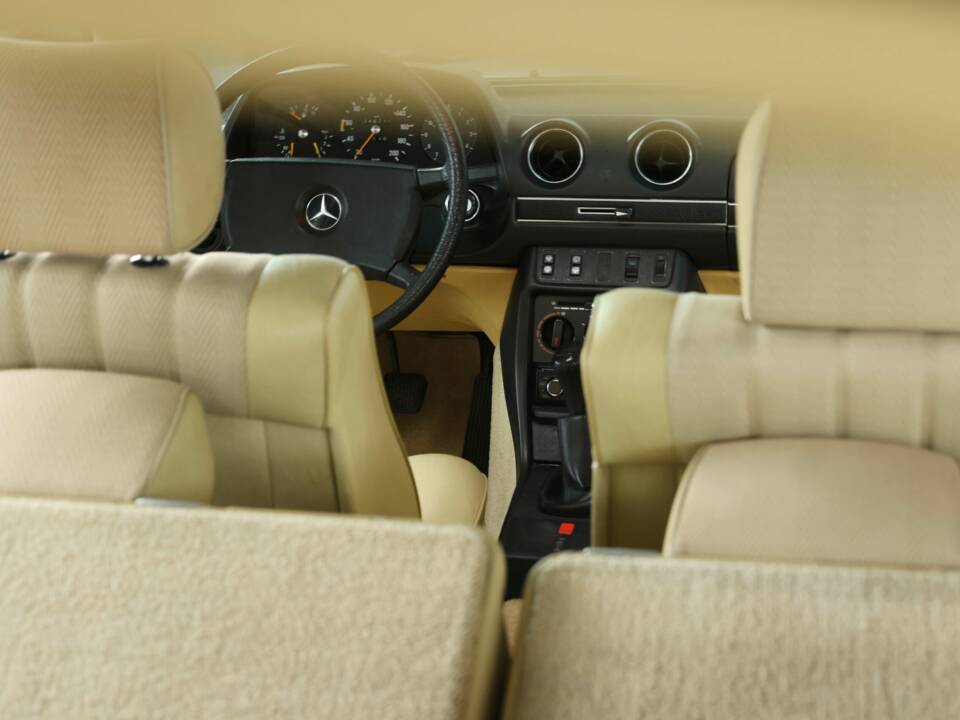 Image 33/49 of Mercedes-Benz 230 TE (1981)