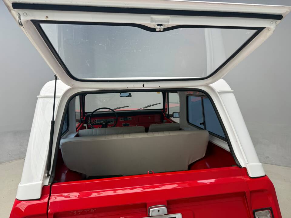 Image 15/20 of Jeep DJ-5F (1977)