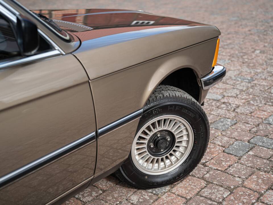 Image 2/76 of BMW 323i (1982)