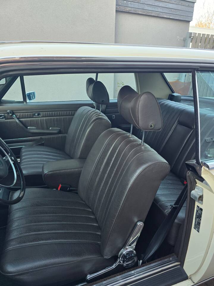 Image 8/9 of Mercedes-Benz 250 C (1972)