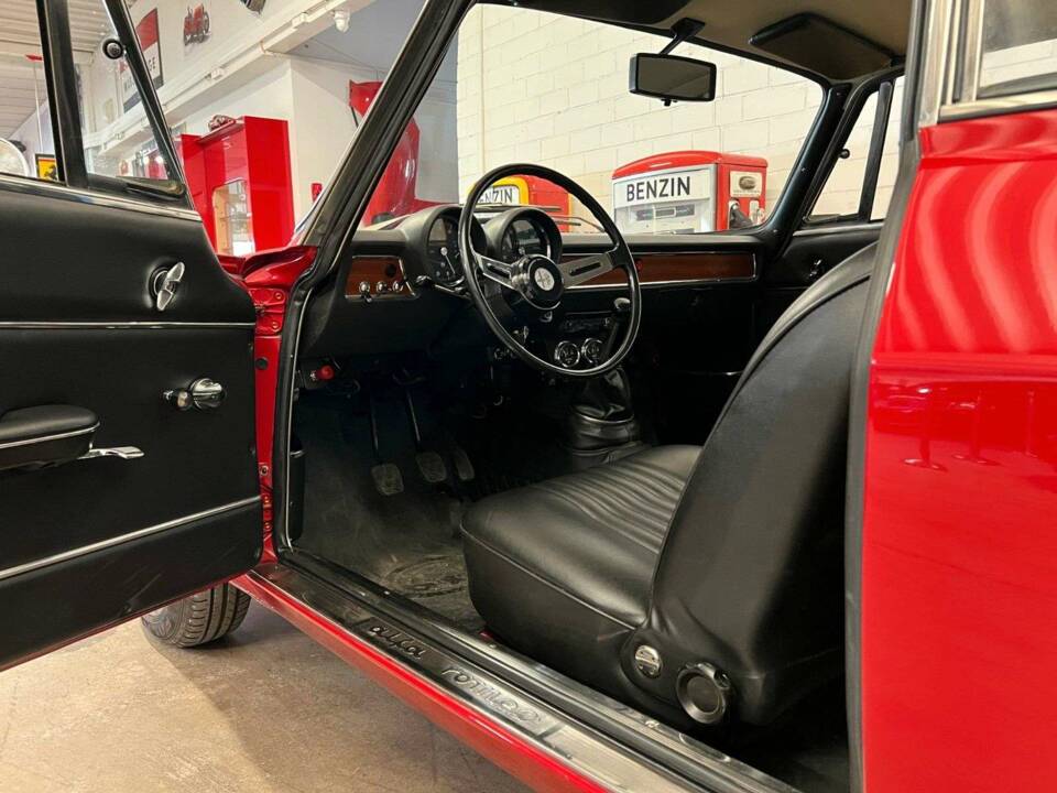 Image 6/20 of Alfa Romeo Giulia GT 1300 Junior (1971)