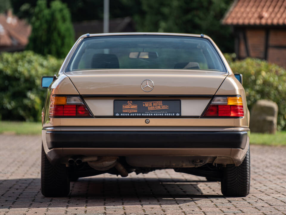 Image 17/40 of Mercedes-Benz 300 CE (1987)