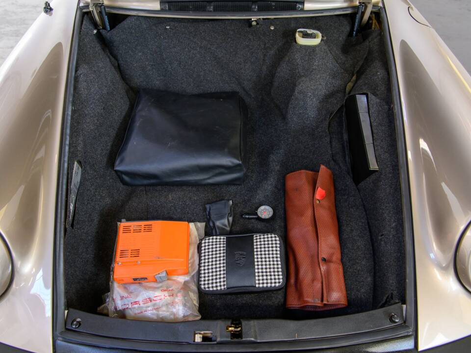 Image 27/36 of Porsche 911 Carrera 3.2 (1984)