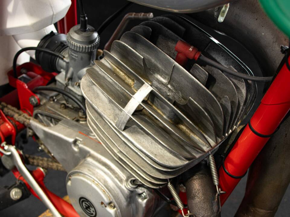 Image 48/50 of CZ 250 (1977)