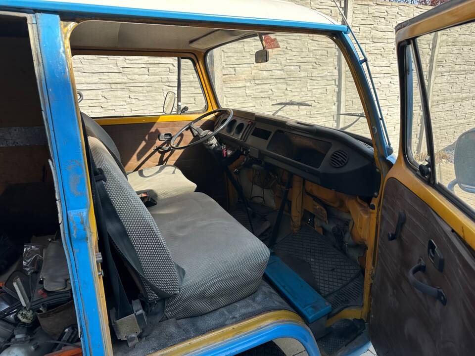 Image 6/12 of Volkswagen T2b panel van (1976)