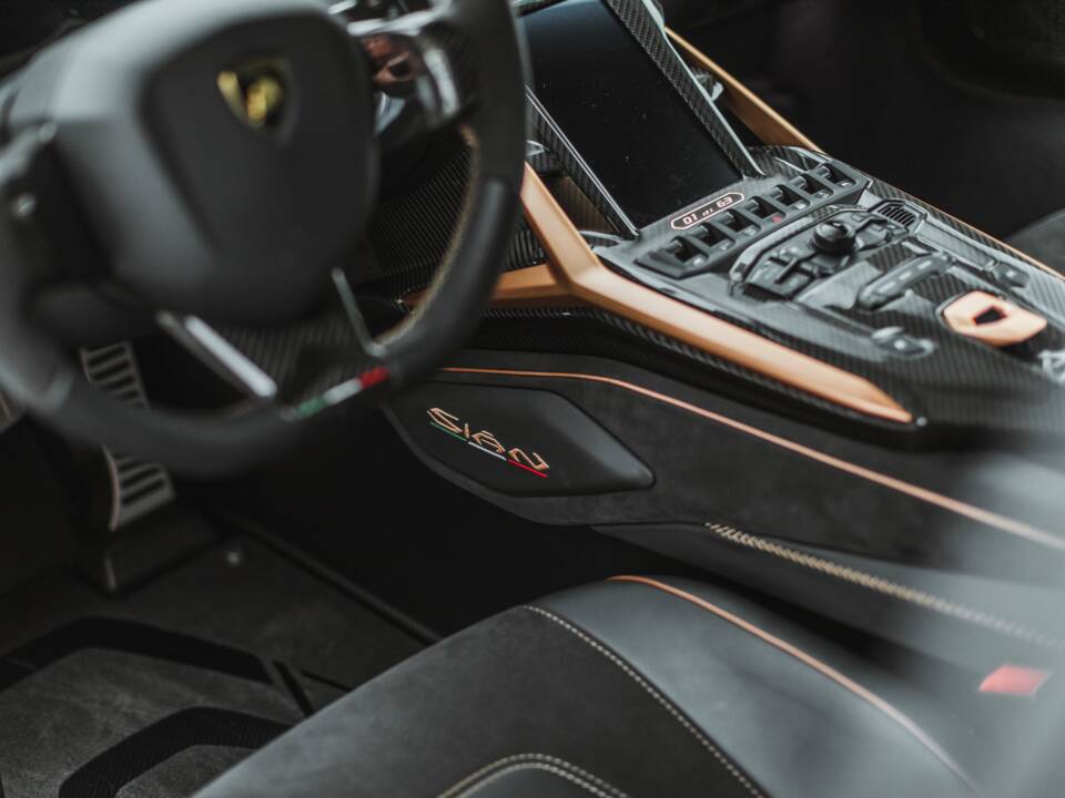 Image 33/68 of Lamborghini Sián FKP 37 (2021)