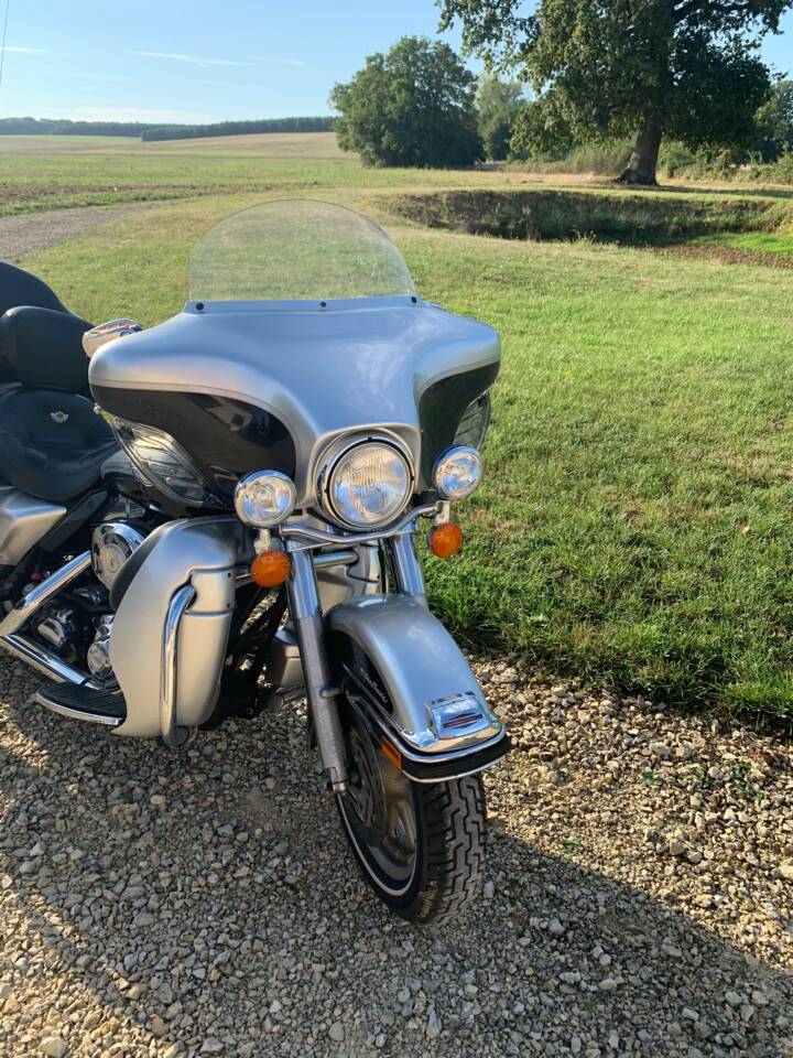 Immagine 4/39 di Harley-Davidson FLHTCU-SE Ultra Classic Electra Glide (2003)