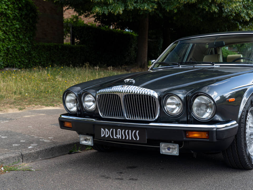 Image 7/23 of Daimler Double Six (1992)