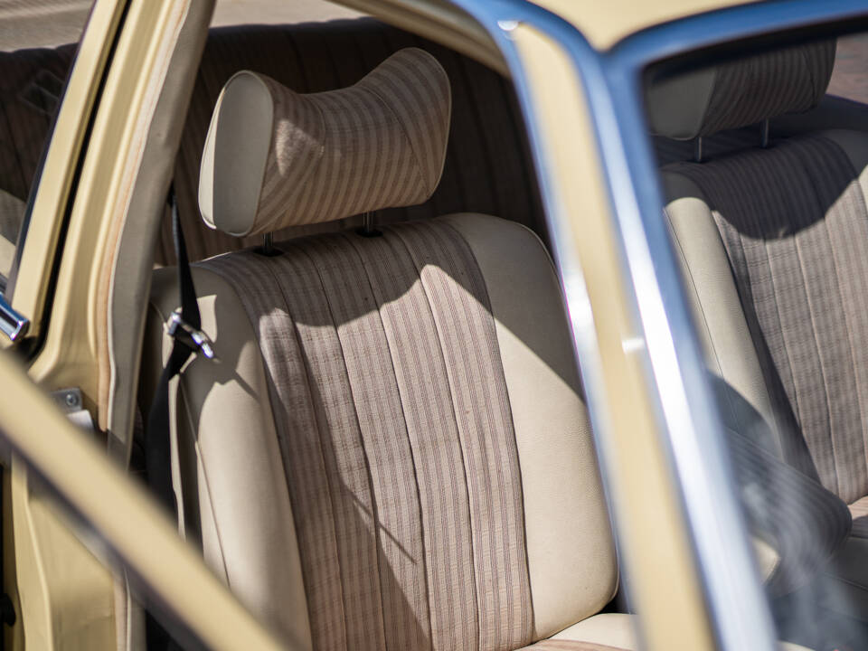 Image 32/40 of Mercedes-Benz 350 SE (1975)