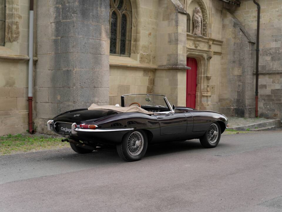 Imagen 2/50 de Jaguar E-Type 4.2 (1967)