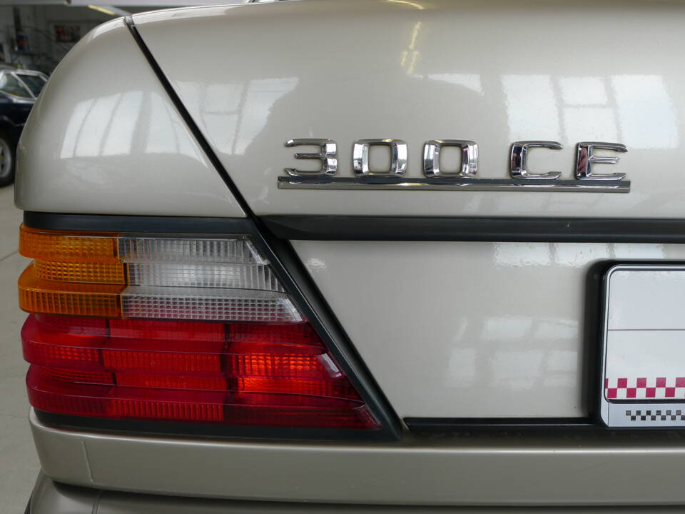 Image 27/33 of Mercedes-Benz 300 CE (1988)