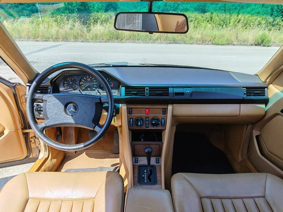 Image 22/42 of Mercedes-Benz 300 CE (1988)