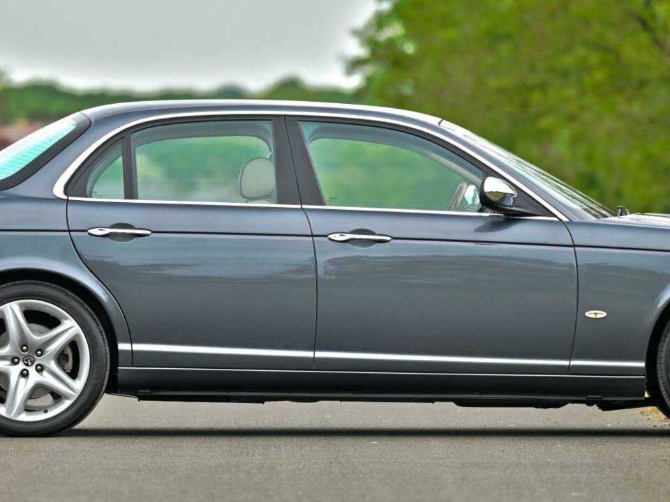 Image 9/50 of Jaguar XJ 8 4.2 (2007)
