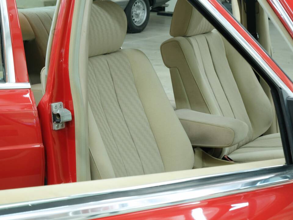 Bild 33/50 von Mercedes-Benz 260 SE (1986)