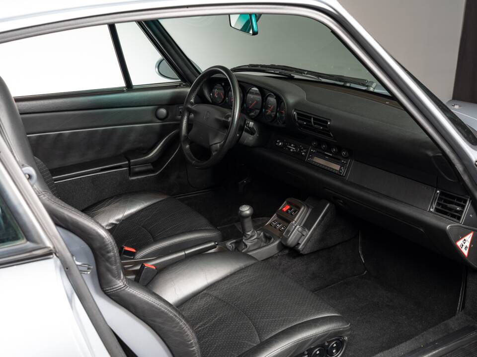 Image 18/32 de Porsche 911 Carrera 4S (1998)