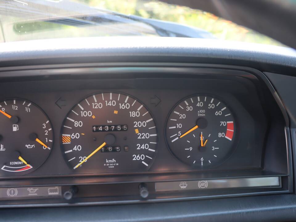 Immagine 13/50 di Mercedes-Benz 190 E 2.3-16 (1986)