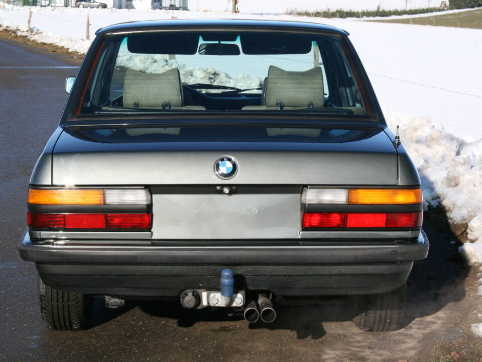 Image 39/65 of BMW 520i (1987)