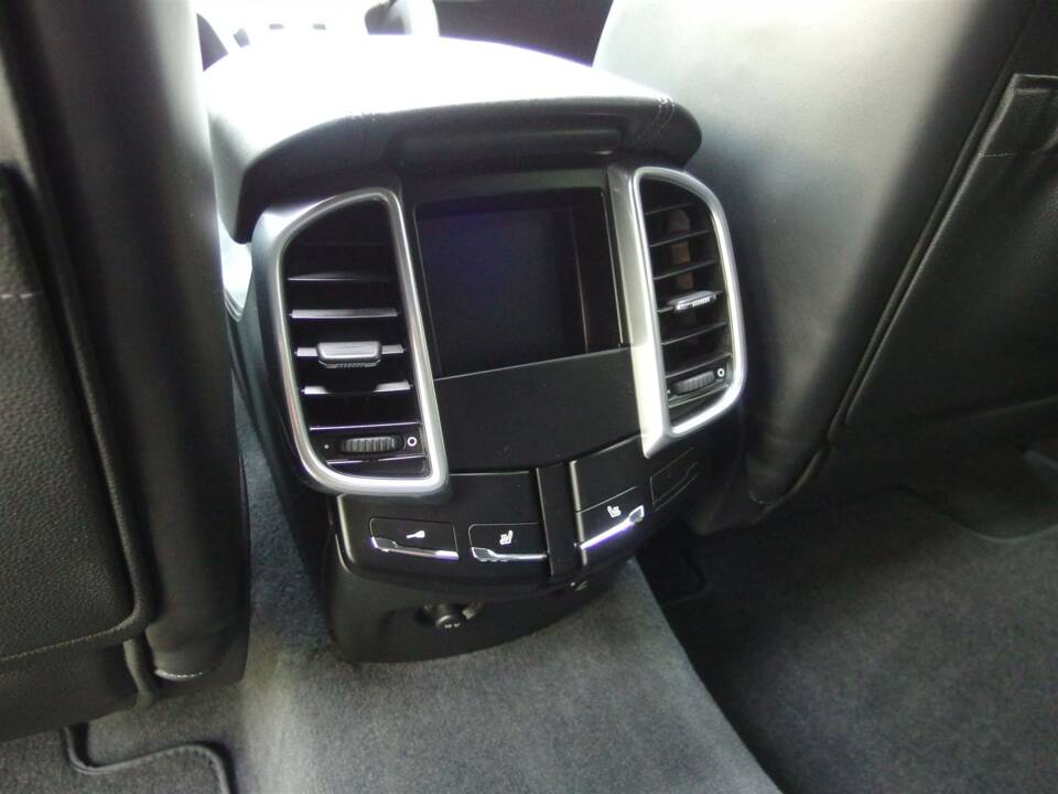 Bild 74/98 von Porsche Cayenne Turbo (2010)