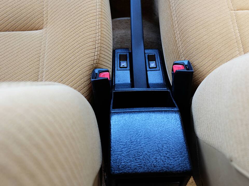 Image 34/75 de Volvo 240 (1986)