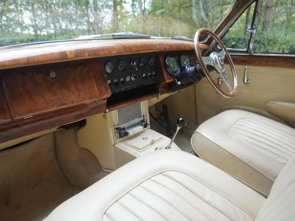 Image 11/18 of Jaguar Mk II 3.8 (1966)