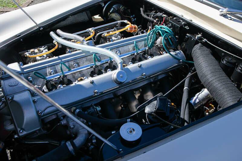 Image 8/38 of Aston Martin DB 6 Mk II Volante (1970)