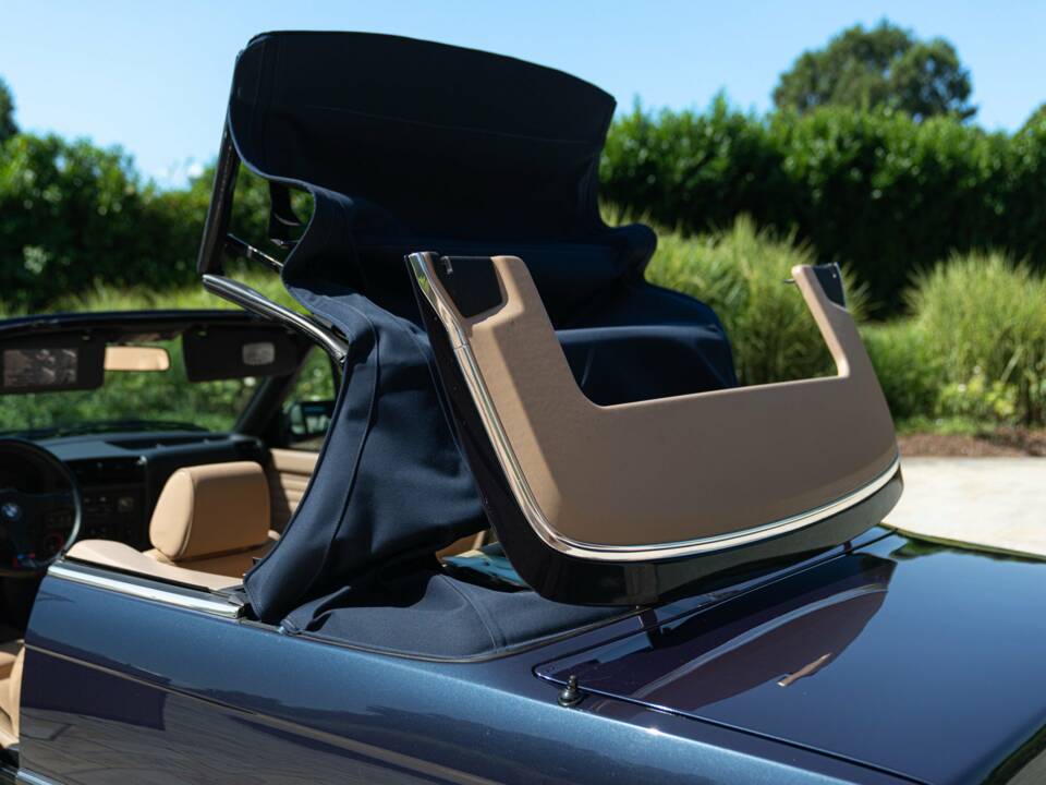 Image 17/50 of BMW 320i (1989)