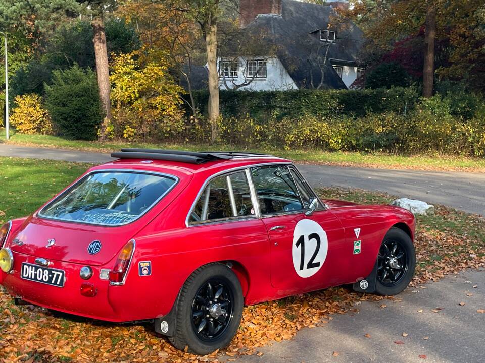 Image 4/50 of MG MGB GT (1972)