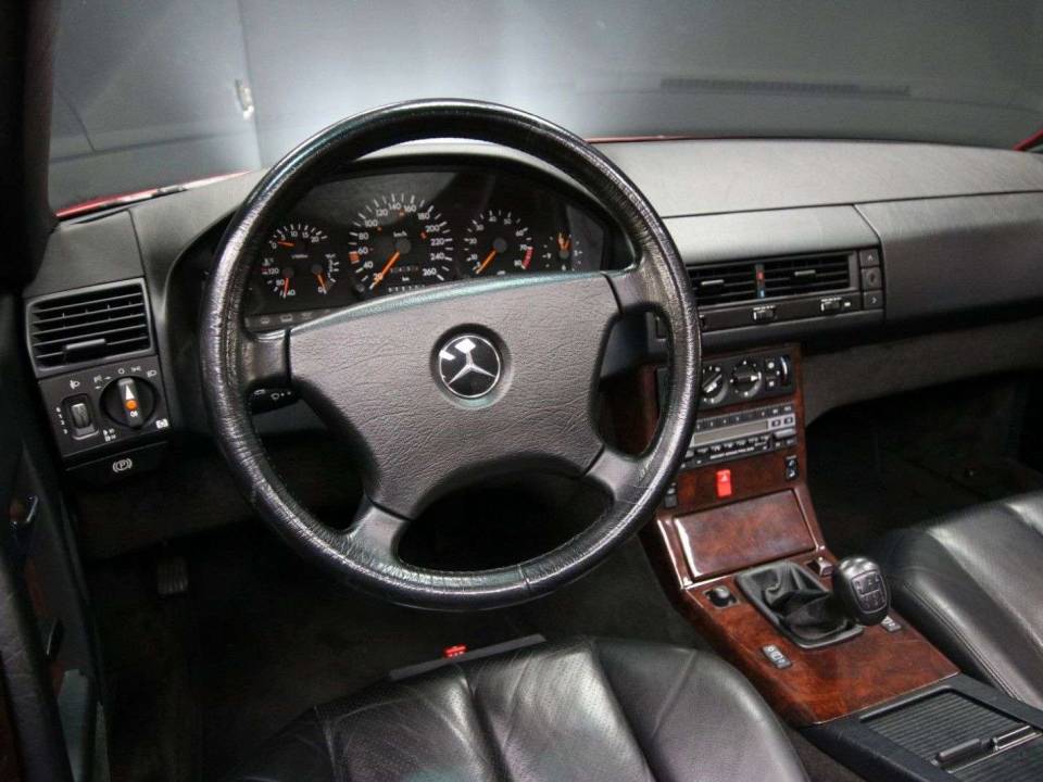 Image 13/30 of Mercedes-Benz 300 SL-24 (1991)