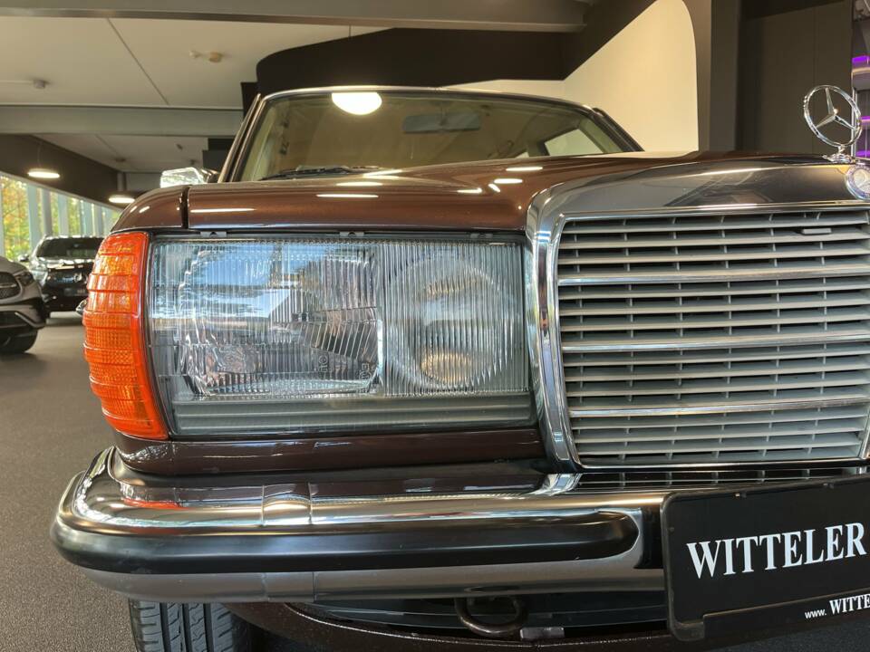 Image 14/21 of Mercedes-Benz 230 E (1983)