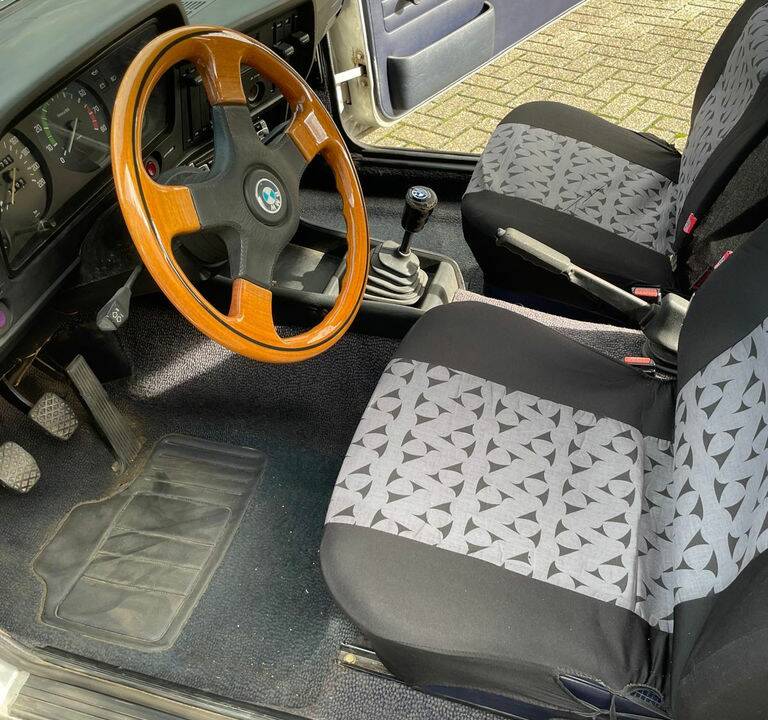 Bild 2/8 von BMW 320 (1976)