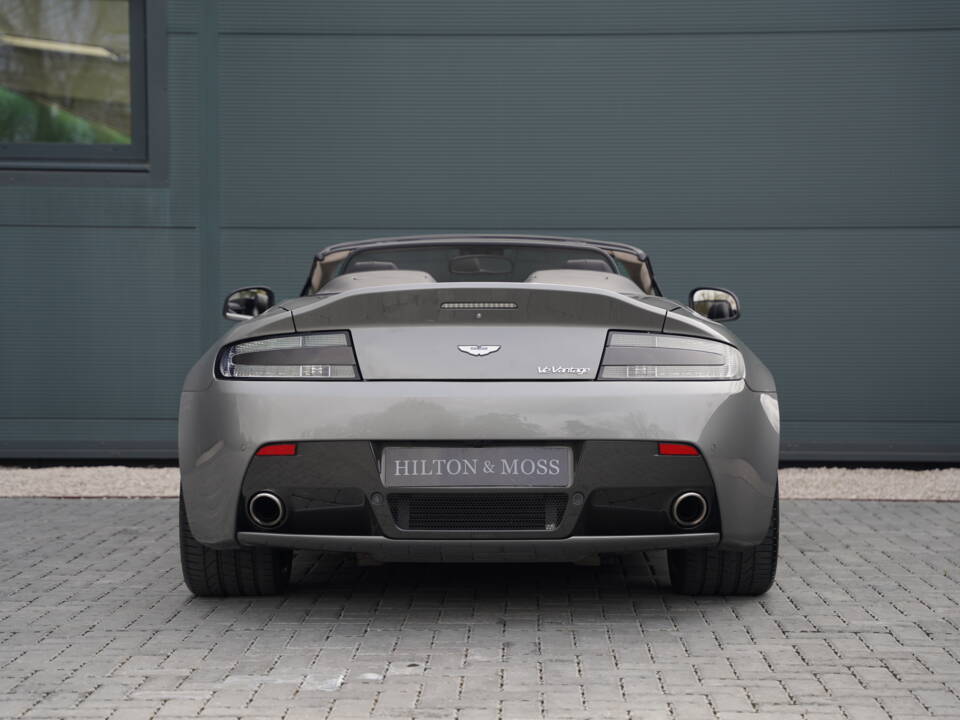 Image 8/50 of Aston Martin V12 Vantage S (2012)