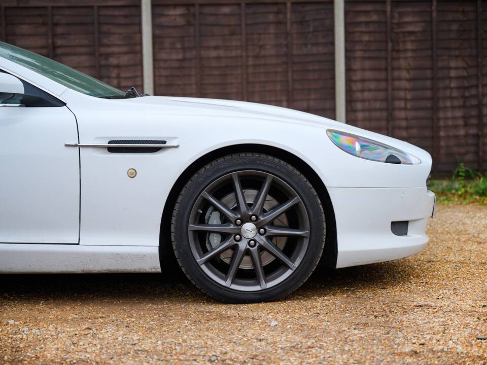 Image 18/50 of Aston Martin DB 9 Volante (2009)