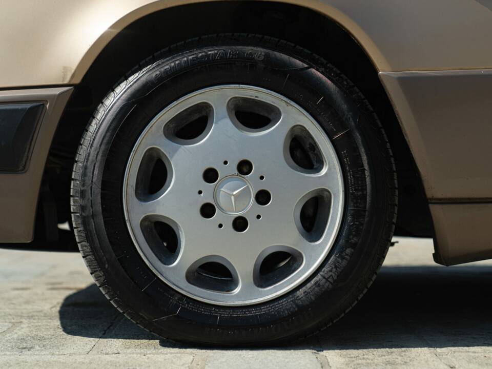 Image 17/46 de Mercedes-Benz 300 CE (1988)