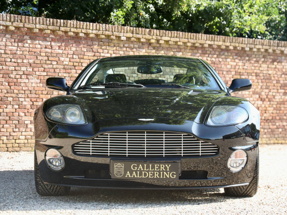 Immagine 19/50 di Aston Martin V12 Vanquish (2002)