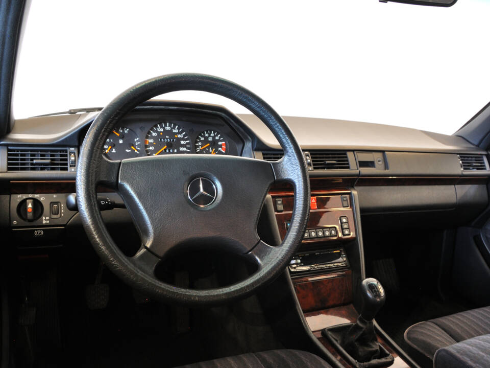 Image 19/25 of Mercedes-Benz 200 E (1992)