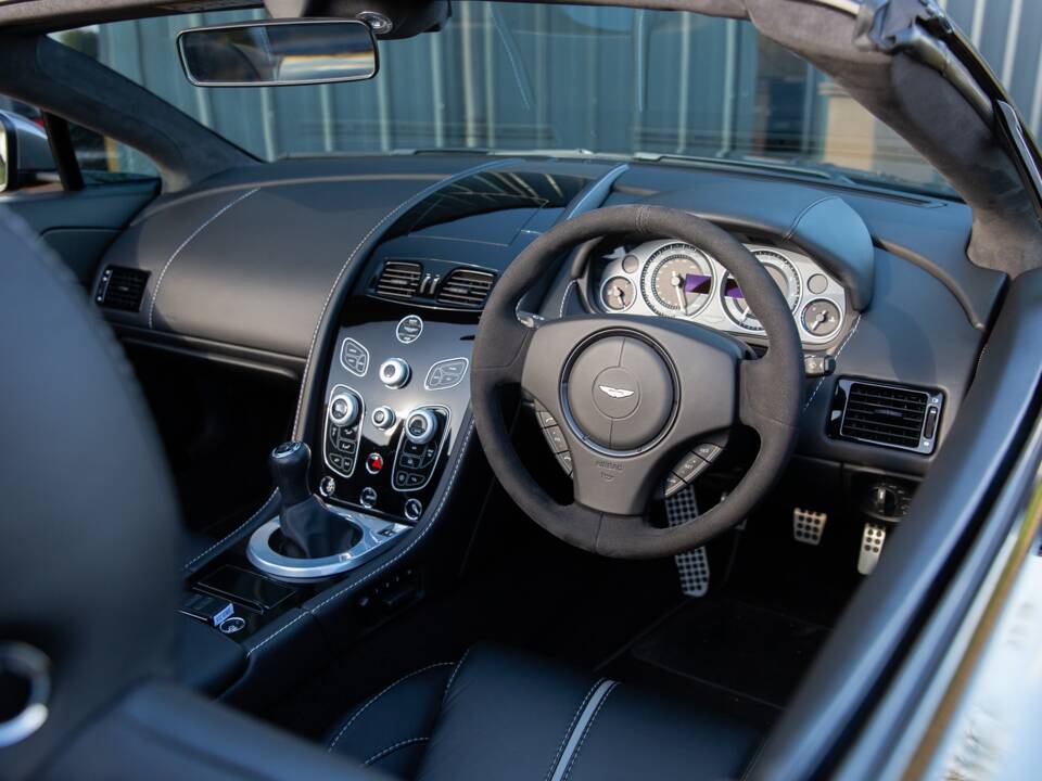 Bild 44/68 von Aston Martin V12 Vantage S (2018)