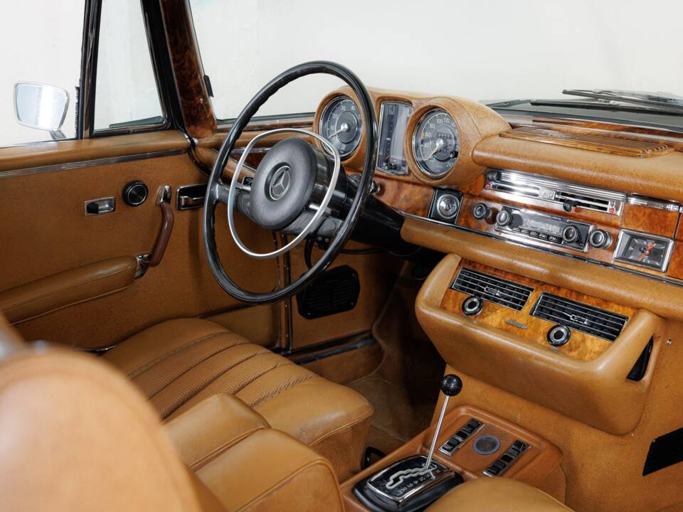 Image 9/32 of Mercedes-Benz 280 SE 3,5 (1971)