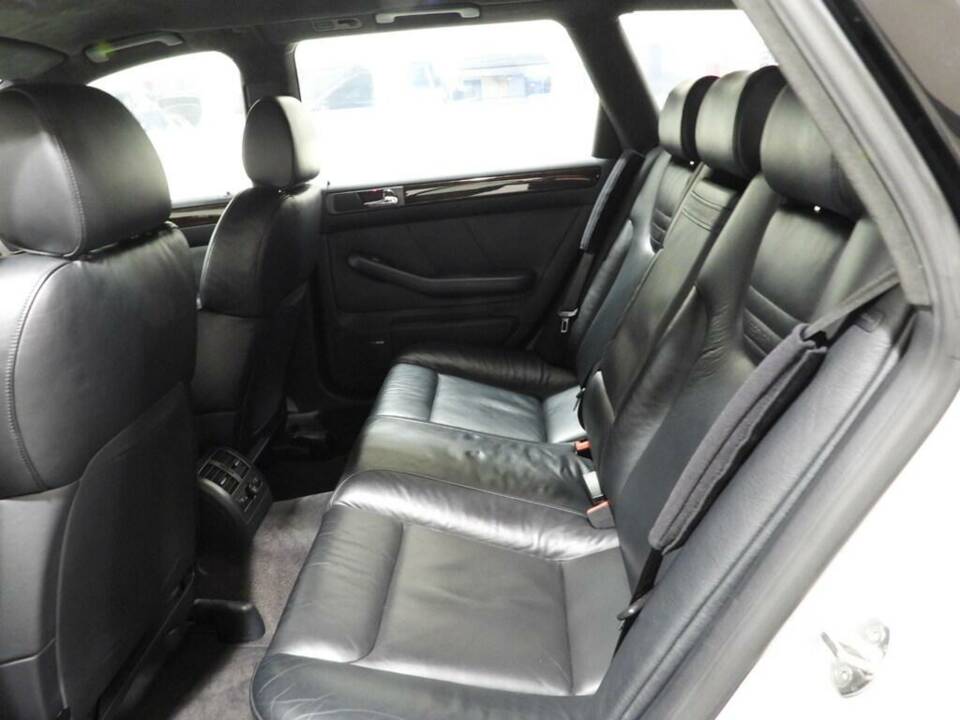 Image 7/15 of Audi S6 Avant (2000)