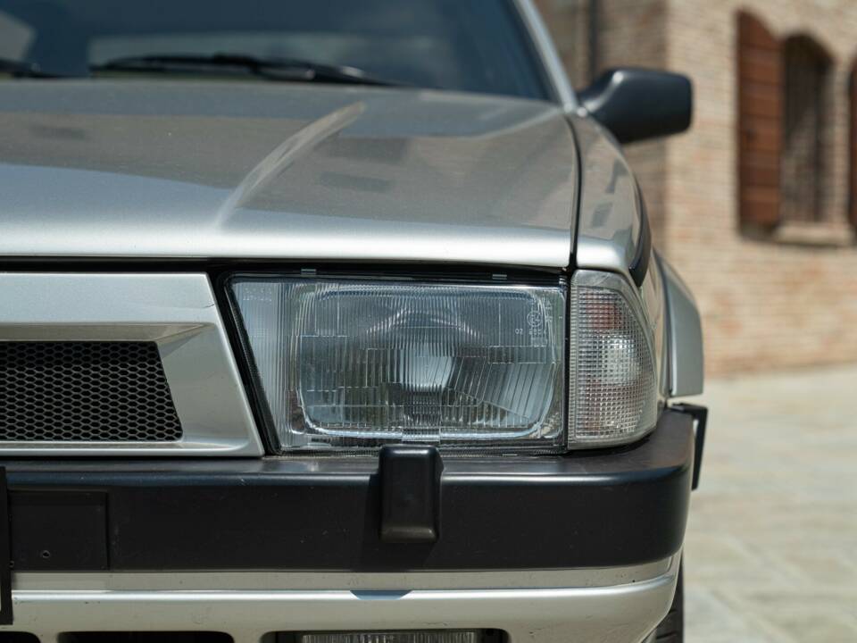 Obraz 13/50 pojazdu Alfa Romeo 75 2.0 Twin Spark (1989)