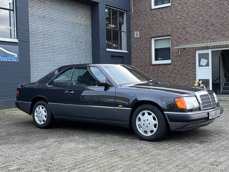 Imagen 10/68 de Mercedes-Benz 320 CE (1993)