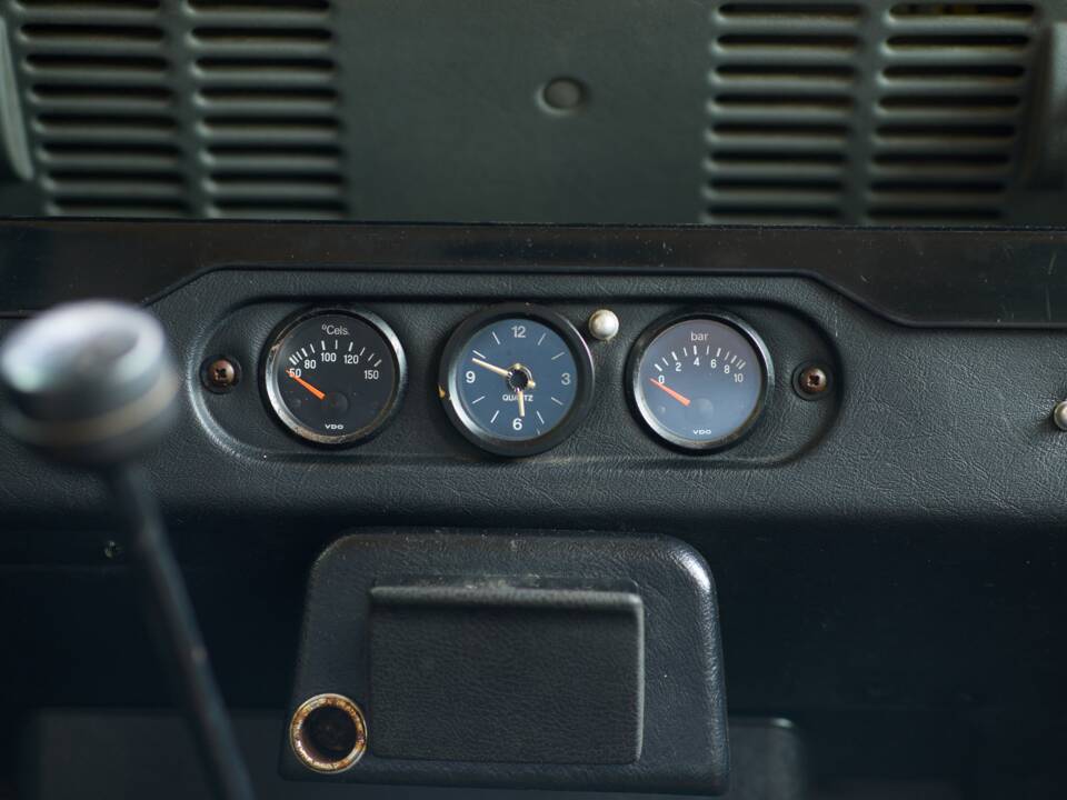 Image 16/42 of Land Rover 110 (1984)