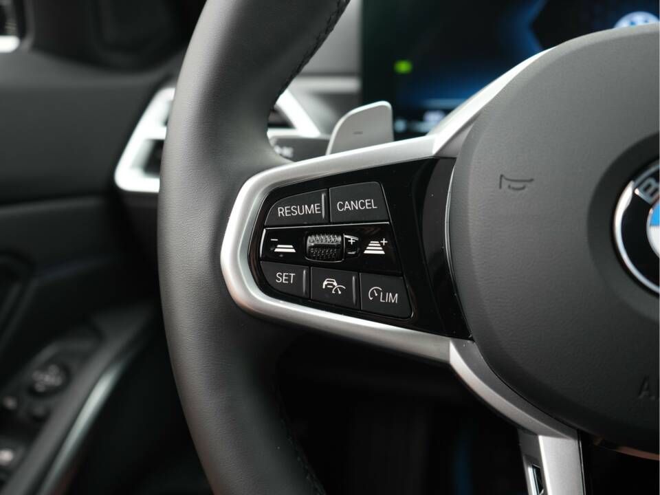 Image 29/50 of BMW 330i xDrive Touring (2025)