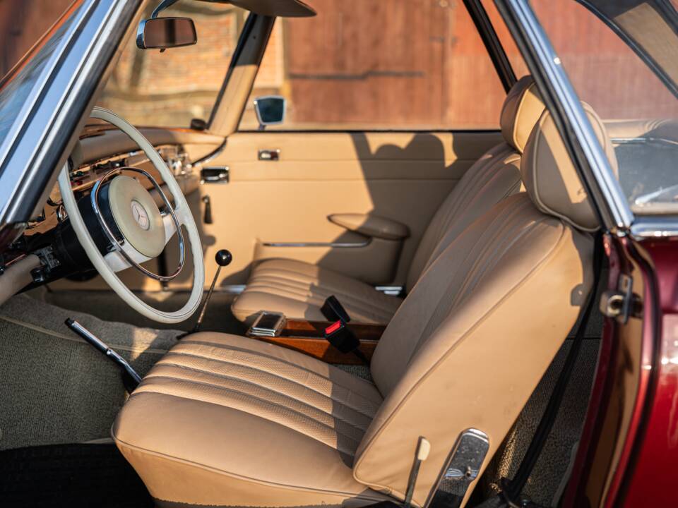 Image 24/70 de Mercedes-Benz 230 SL (1966)