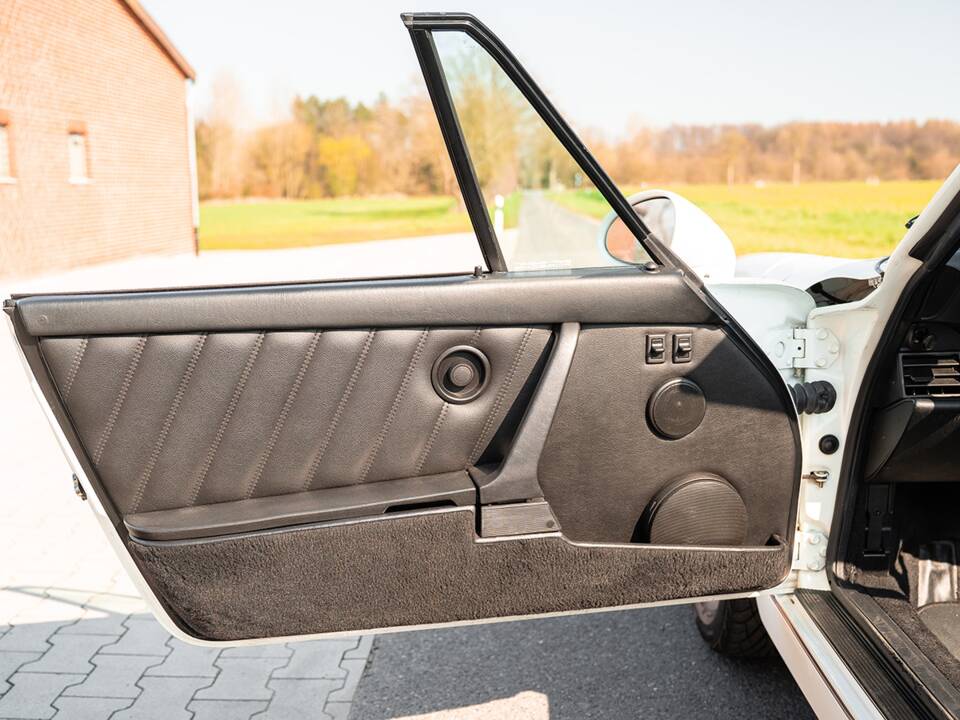 Image 20/48 of Porsche 911 Carrera 4 (1992)