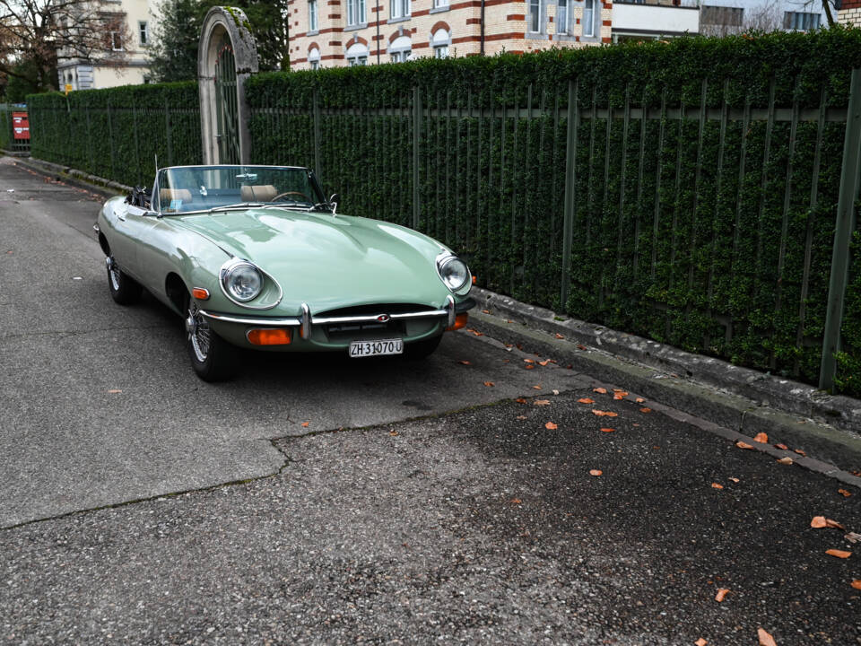 Image 13/60 de Jaguar E-Type (1970)