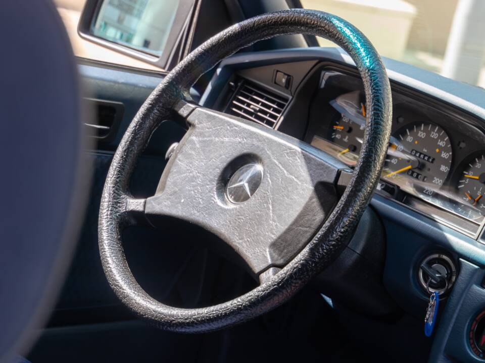 Bild 69/69 von Mercedes-Benz 190 E (1988)