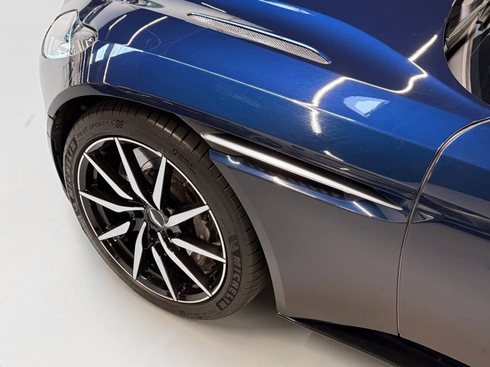 Afbeelding 11/26 van Aston Martin DB 11 V8 (2018)