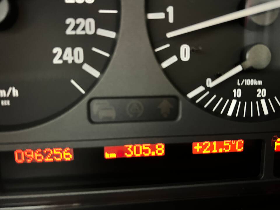 Immagine 17/48 di BMW 740i (2001)