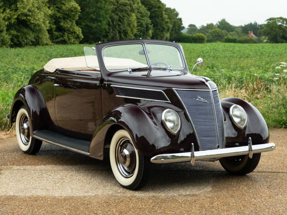 Image 1/8 of Ford V8 Club Cabriolet (1937)